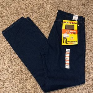 Brand new Dark cowboy cut wrangler jeans. Brand new size 35/36.